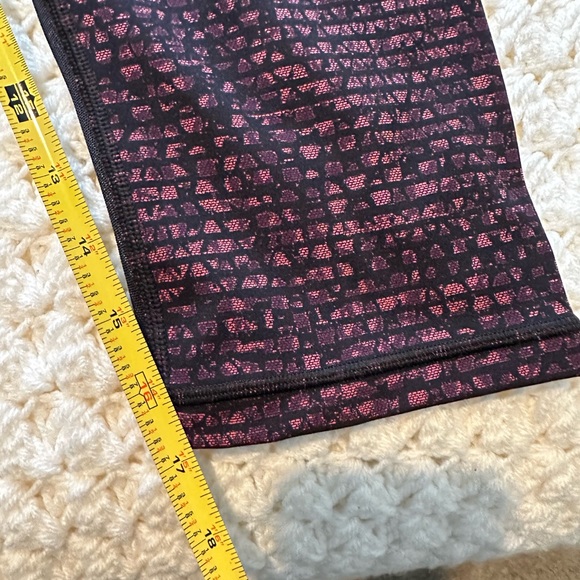 Lululemon Outrun 17" Crop Leggings Shatter Weave Dust Coral Plum
Black - Picture 5 of 5